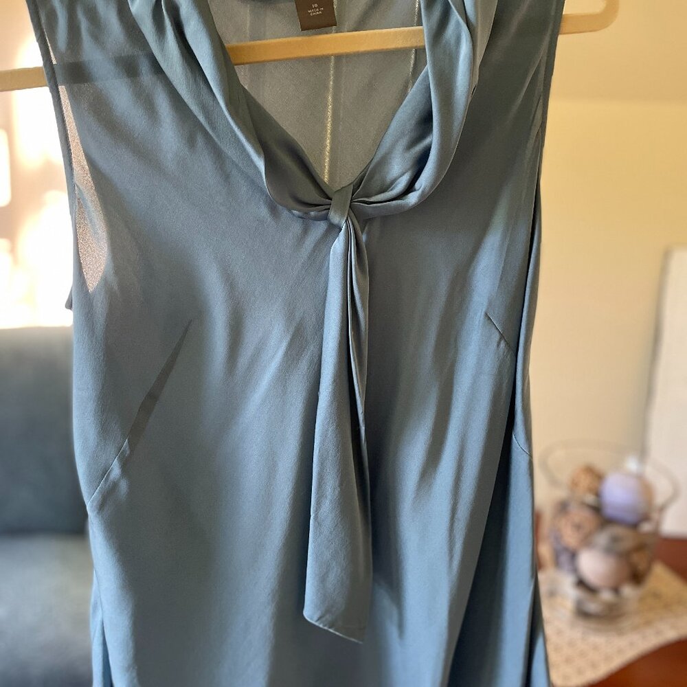 ANN TAYLOR SLEEVELESS SKY BLUE BLOUSE W. FRONT ACCENT SIZE 10